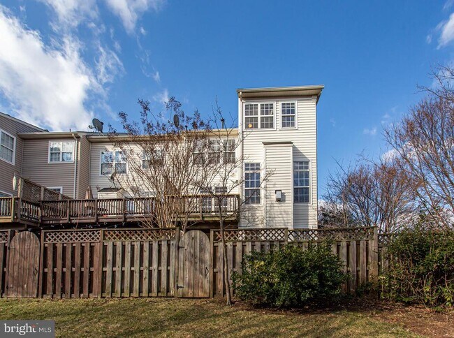 Building Photo - 22000 Avonworth Square