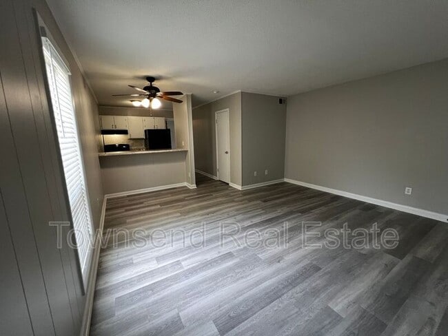 Building Photo - 5874 Century Oaks Dr