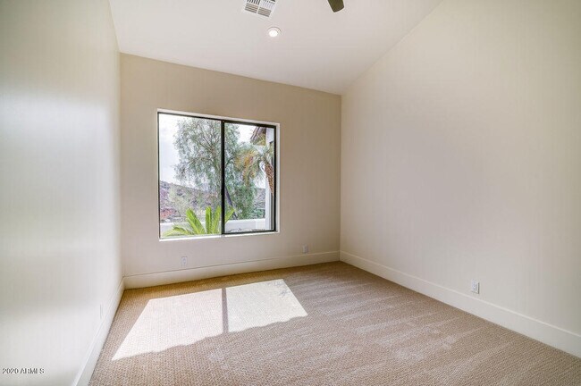 Building Photo - 301 E Jomax Rd