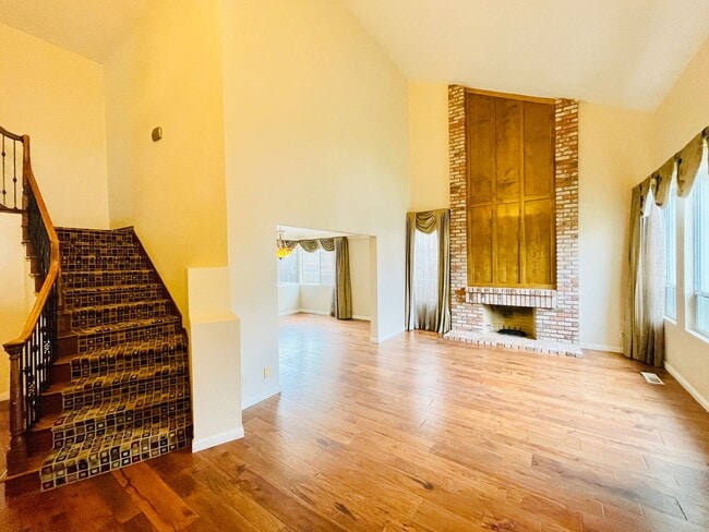 Building Photo - Beautiful 4 Bed 3 Bath + Huge Bonus Room A...
