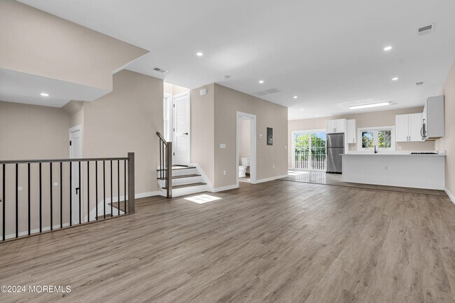 Building Photo - 333 1st St