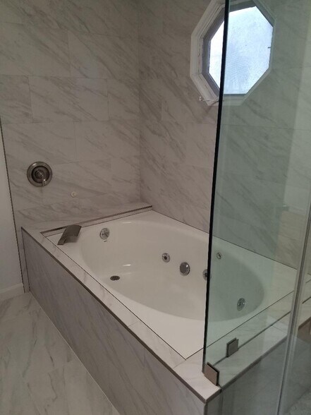 Upstairs Bathroom Jetted Tub - 716 Flower Ave