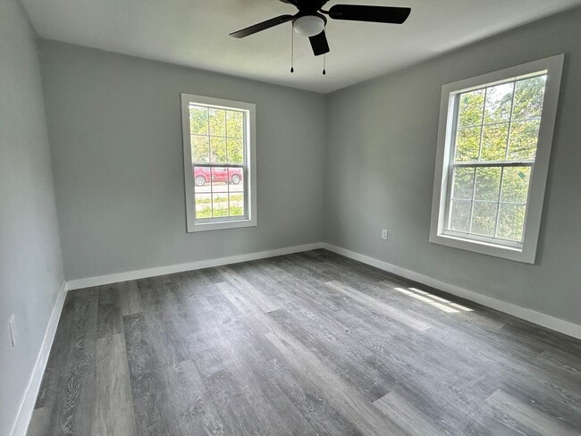 Building Photo - Gorgeous 4 bed 2 bath home!