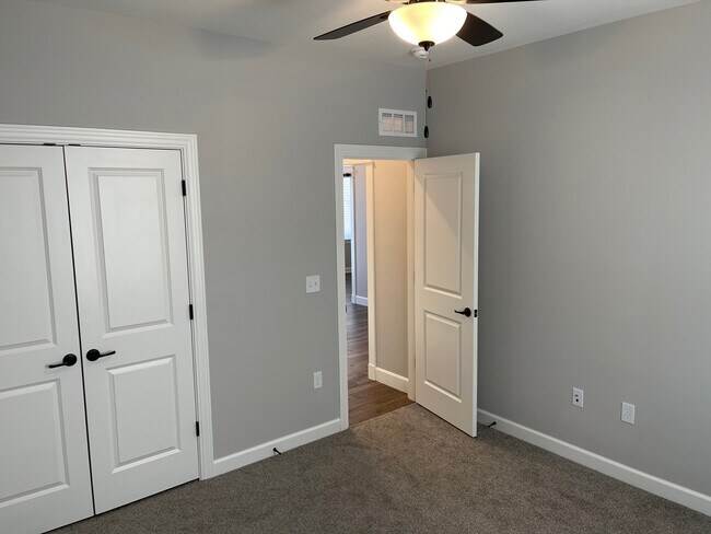 Building Photo - 1218 Little Knife Dr