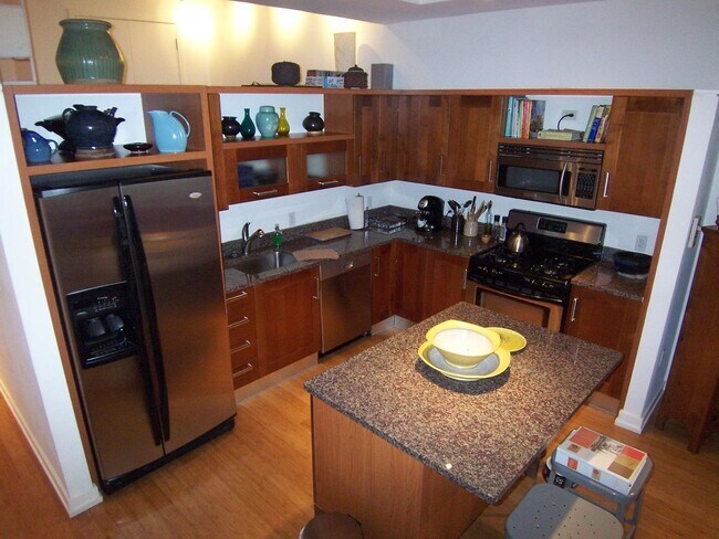 Building Photo - Centrally Located Elegant Designer-Chic 1B...