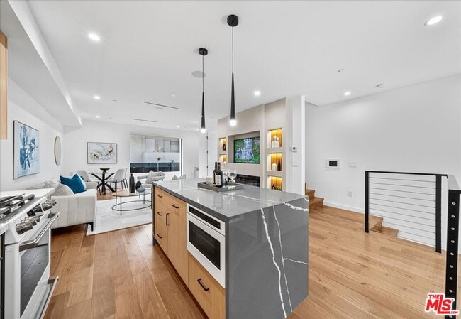 Building Photo - 1327 N Fuller Ave