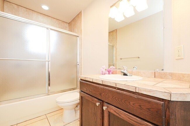 Building Photo - 402 Cayman Ct