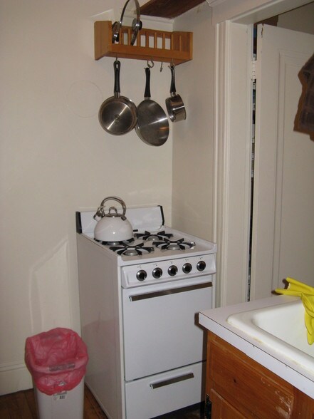 Kitchen - 1699 Cambridge St