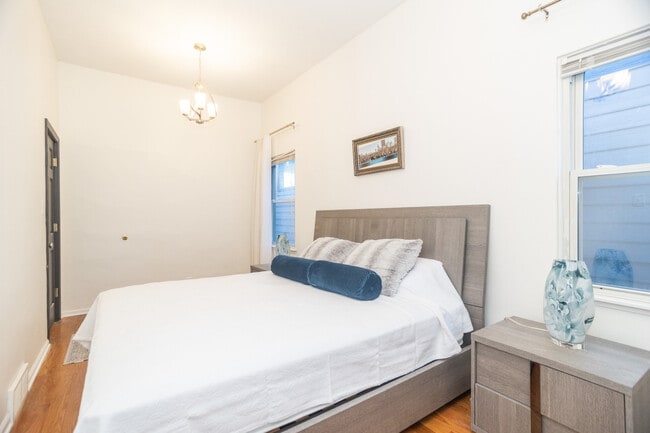 Building Photo - 2814 N Maplewood Ave