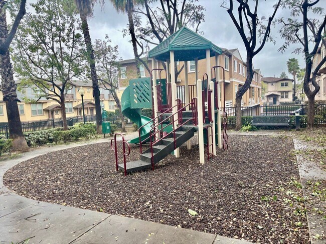 Building Photo - 1965 Oakwood Way