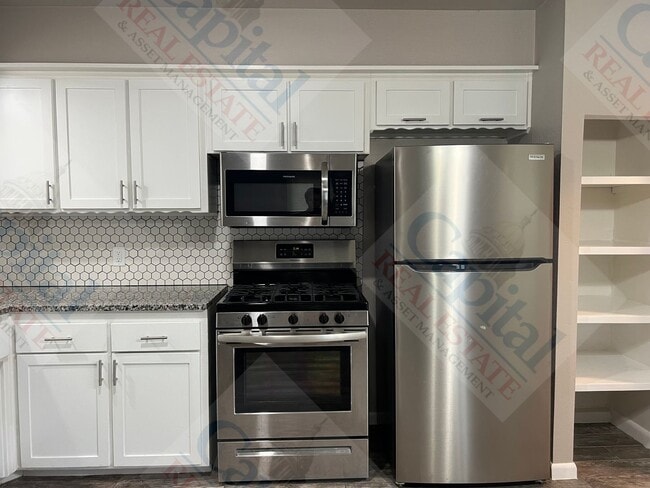 Building Photo - Spacious 3 Bedroom