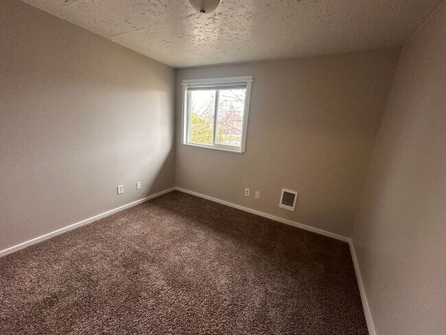 Building Photo - 912-916 NE Hacienda Ct