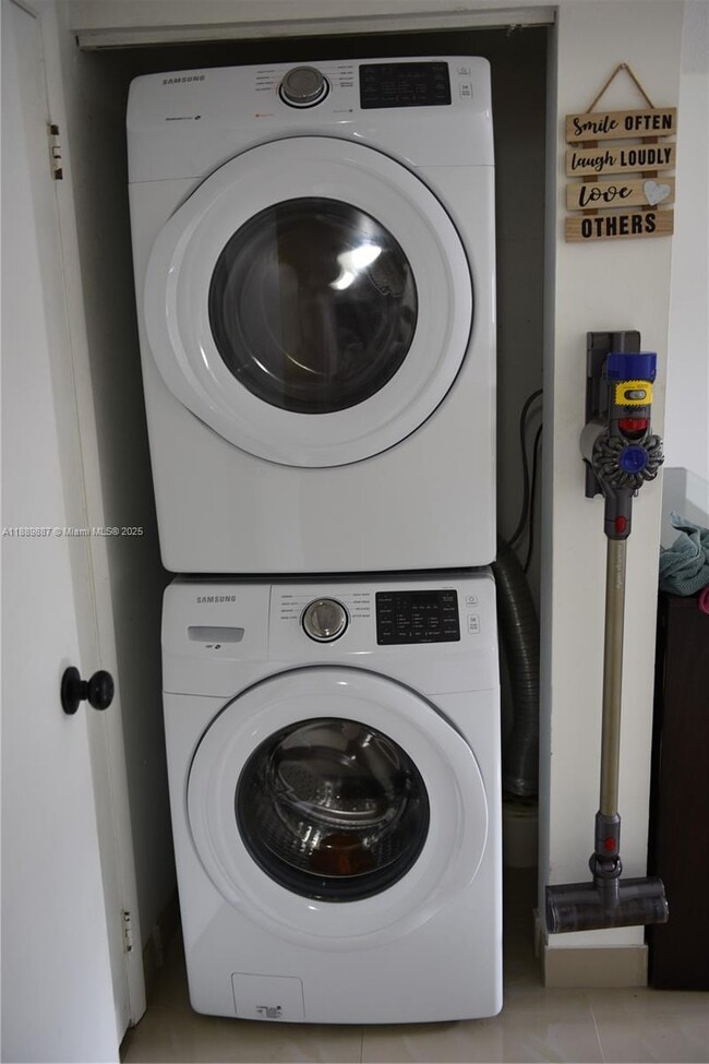 Building Photo - 325 W Laurel Dr