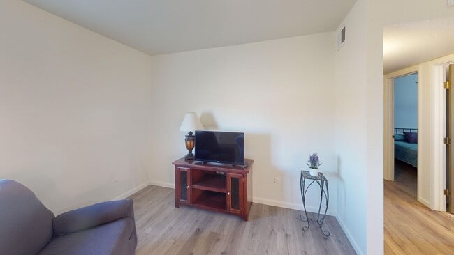 Building Photo - 2 Bedroom - 1 Bath Fully Furnished Apartment