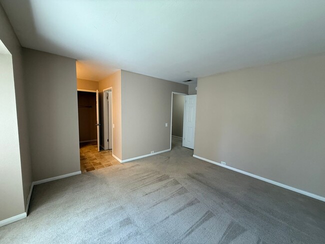 Building Photo - 2 bed 2 bath upstairs condo available to m...