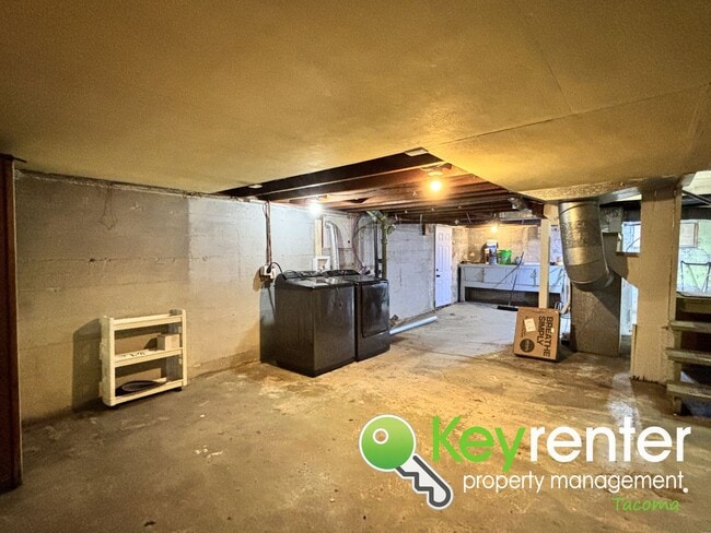 Building Photo - Character and Comfort in Tacoma, Spacious ...