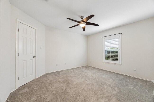Building Photo - 922 W Heights Hollow Ln