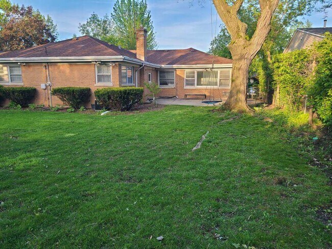 Building Photo - 9624 Karlov Ave