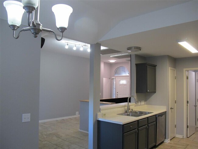 Building Photo - 915 Lantana Dr