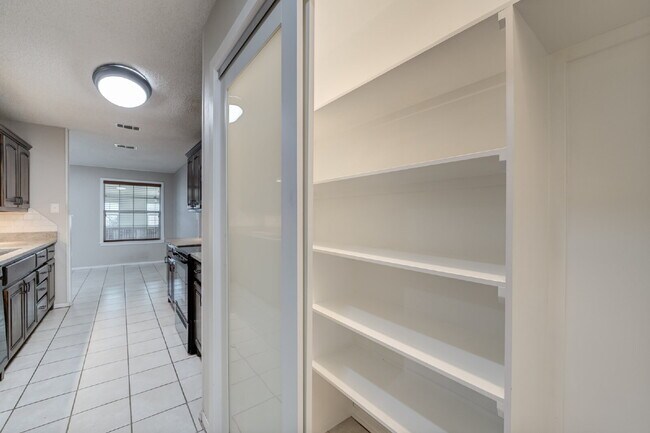 Building Photo - Spacious 3 bed 2 bath with Large Bonus Room!!