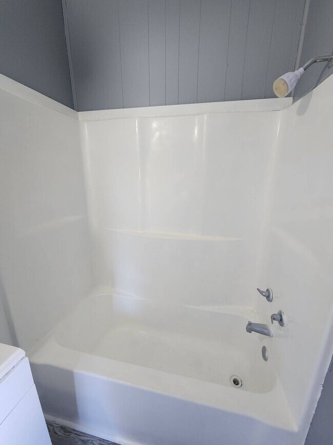 Building Photo - Charming 4-Bedroom Property in Prime Locat...