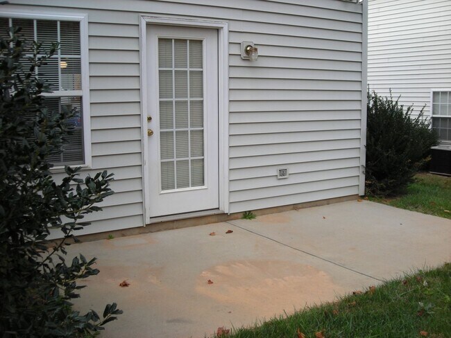 Building Photo - 131 Springwood Ln