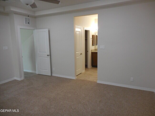 Building Photo - 561 Oakmont