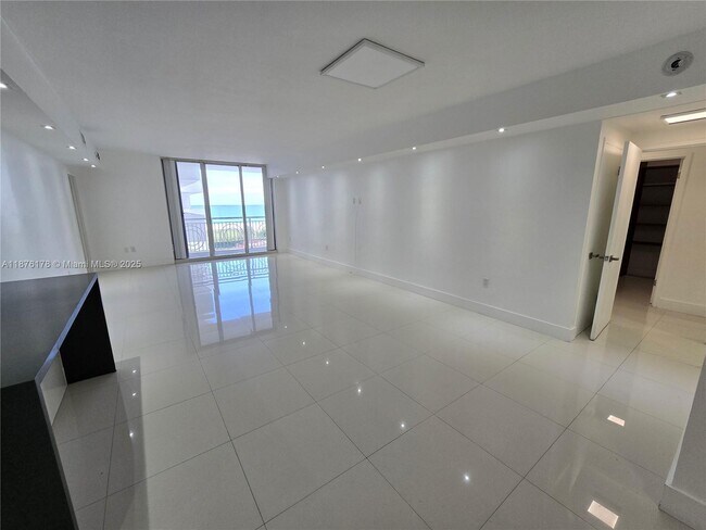 Primary Photo - 5825 Collins Ave