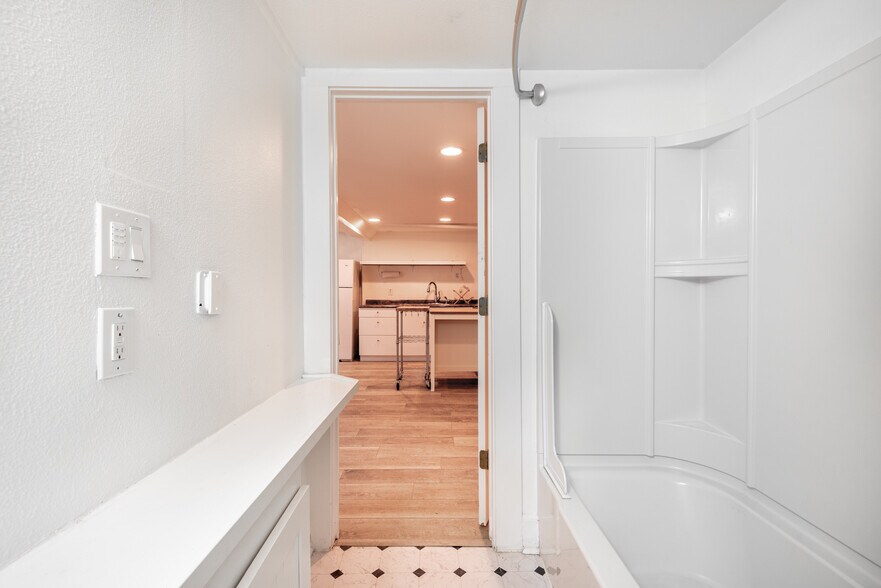 Building Photo - 2306 SE Caruthers St