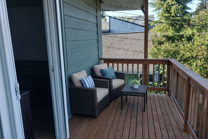 Large Private Deck - 4159 38th Ave S