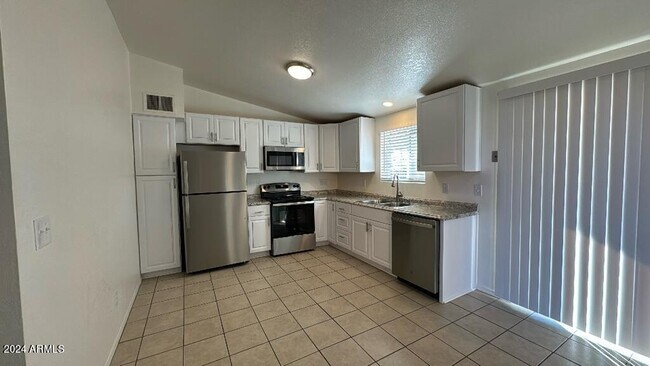 Building Photo - 3850 Blackbird Dr