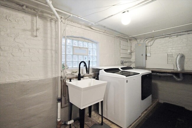 Building Photo - 2924 W Giddings St