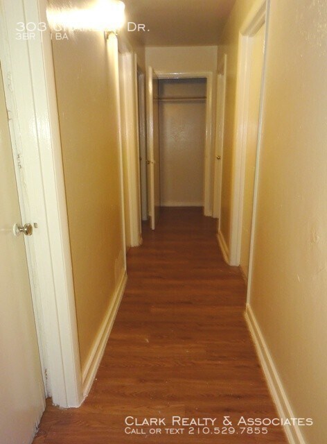 Building Photo - 303 Charben Dr., San Antonio, TX. 78237