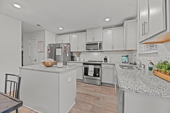 Building Photo - 301 Ginger Dr