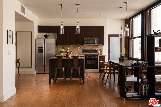 Building Photo - 460 S Spring St