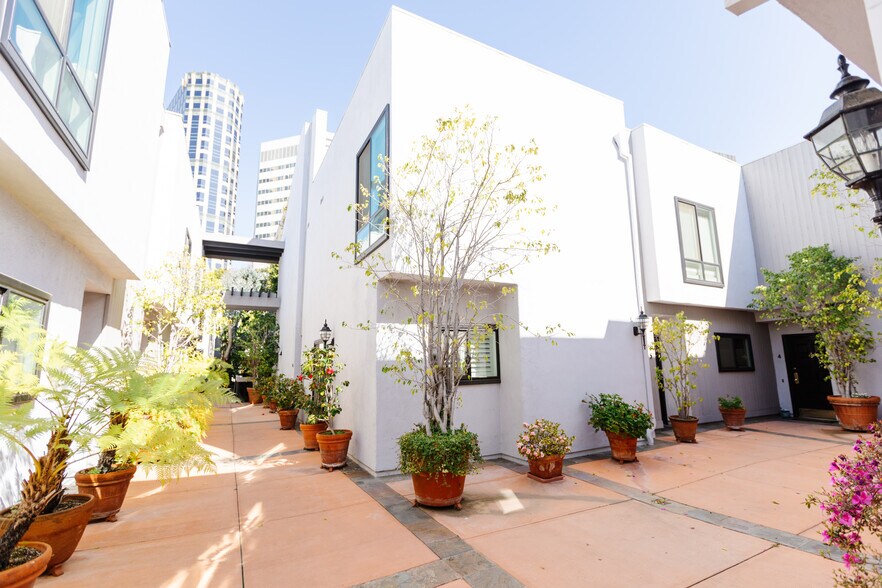 Building Photo - 10933 Wellworth Ave