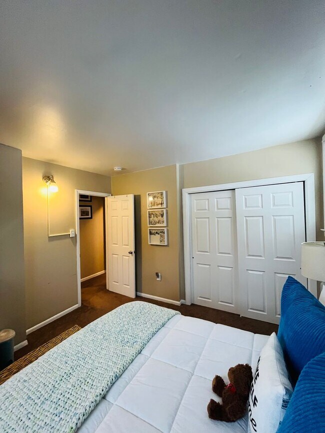 Building Photo - Beautifully Remodeled 2BR home in great neighborhood (Guilderland Schools)