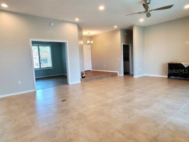 Building Photo - 2100 Aqui Esta Dr