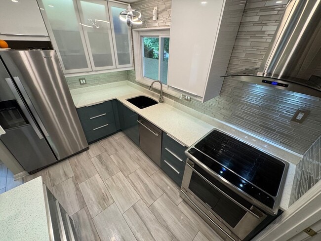 Building Photo - Gorgeous 3 Bed 1.5 Bath Single-Family Home...