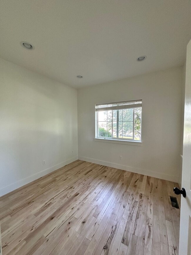 Building Photo - Beautiful 4 bedroom townhome