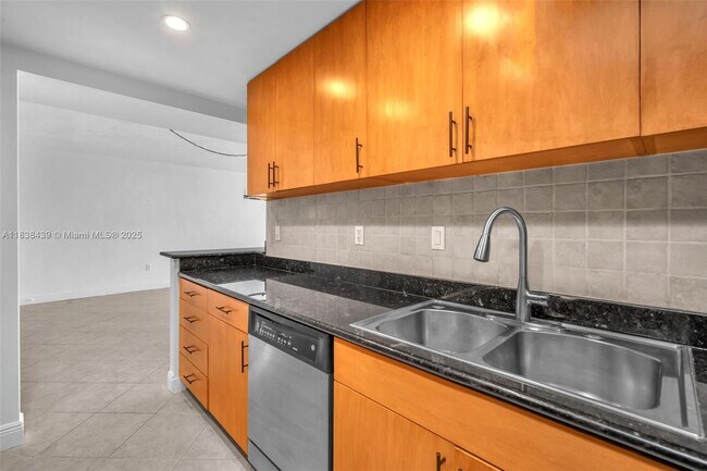 Building Photo - 10350 W Bay Harbor Dr