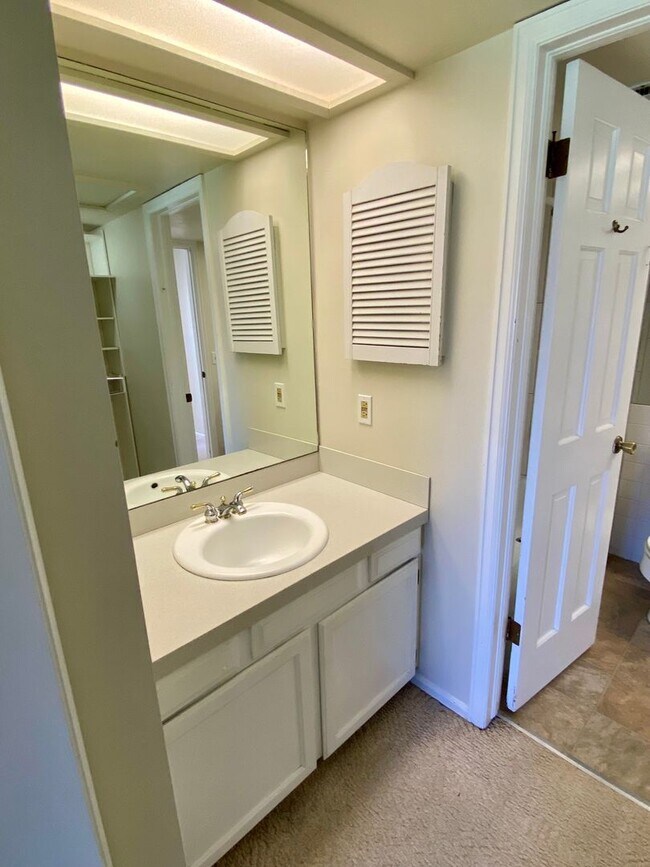 Building Photo - Sunlight and Stylish 3 Bedroom Townhouse by Wonderland Lake