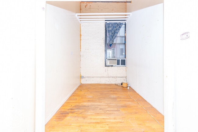 Building Photo - 28 Locust St