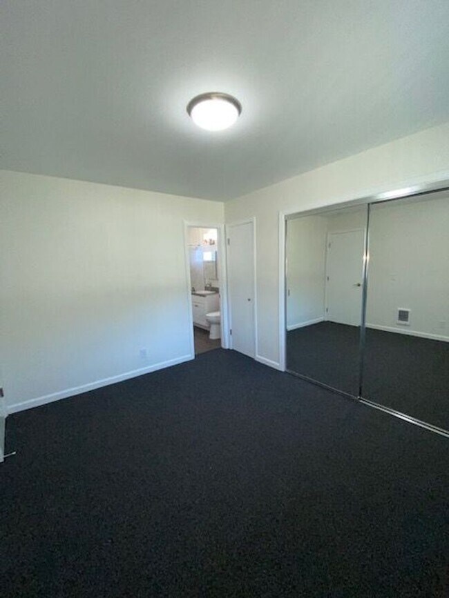 Building Photo - Rare First Floor beautiful renovated 1 bed...