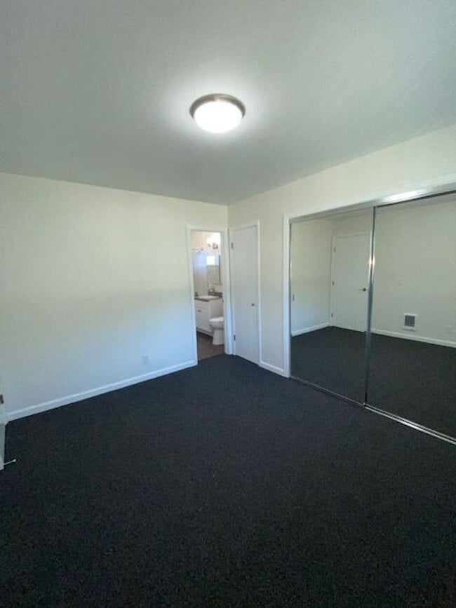 Building Photo - Upstairs beautifully renovated 1 bedroom 1...