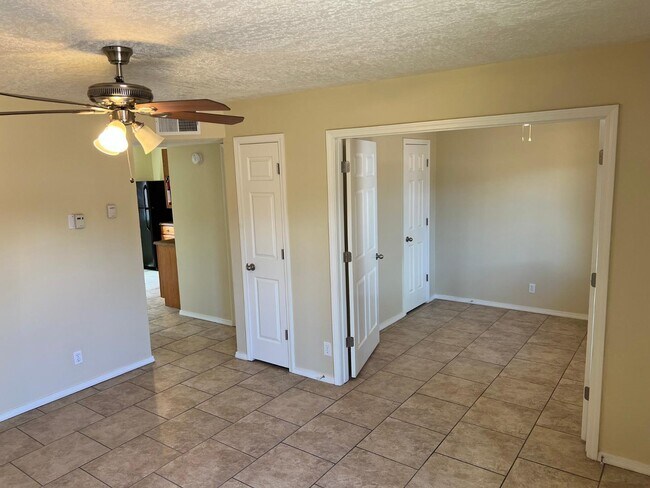 Building Photo - 1816 Buena Vista Dr SE