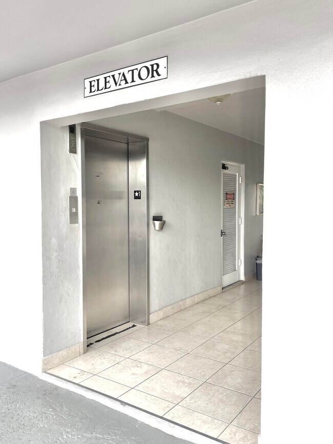 Building Photo - 1021 Crystal Lake Dr