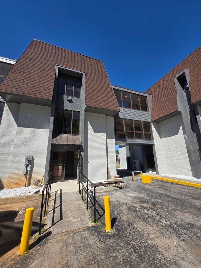 Building Photo - 2 Bedroom/2 Bath Newly Renovated Apartment for Lease