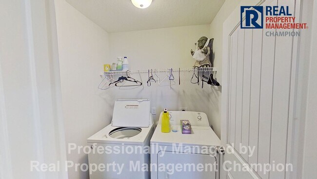 Building Photo - 4 BD/2 BA Single Story Home on Large Corner Lot w/Fenced Back Yard