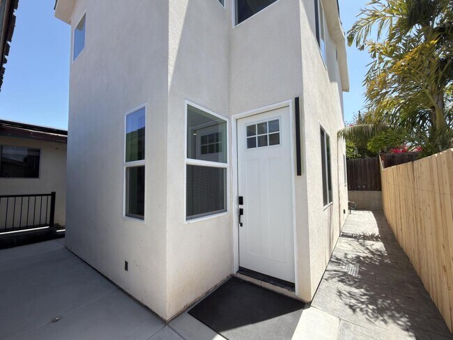 Building Photo - 5337 Saxon St